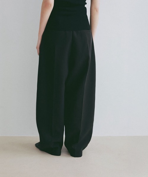 ETRE TOKYO（エトレトウキョウ）の「ダブルクロスハイウエストタックパンツ（その他パンツ・レディース・ネイビー/ブラック/グレイッシュベージュ・S/M）」の11枚目の写真