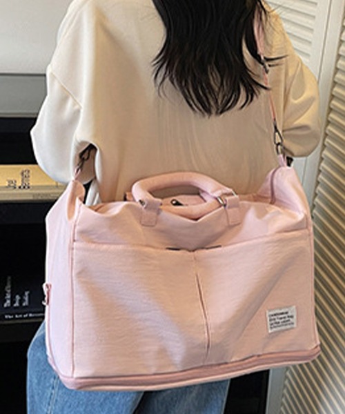 DAY CLOSET(デイ クローゼット)の「【撥水加工/2WAY ショルダーorハンドル/ベルト取り外し可/キャリーオン可】変形シルエット。配色ボストンバッグ レディース メンズ(ショルダーバッグ・レディース・グリーン/ブラック/ホワイト/ピンク/ライトグレー・ONE SIZE)」の5枚目の写真