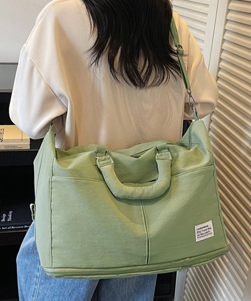 DAY CLOSET(デイ クローゼット)の「【撥水加工/2WAY ショルダーorハンドル/ベルト取り外し可/キャリーオン可】変形シルエット。配色ボストンバッグ レディース メンズ(ショルダーバッグ・レディース・グリーン/ブラック/ホワイト/ピンク/ライトグレー・ONE SIZE)」の4枚目の写真