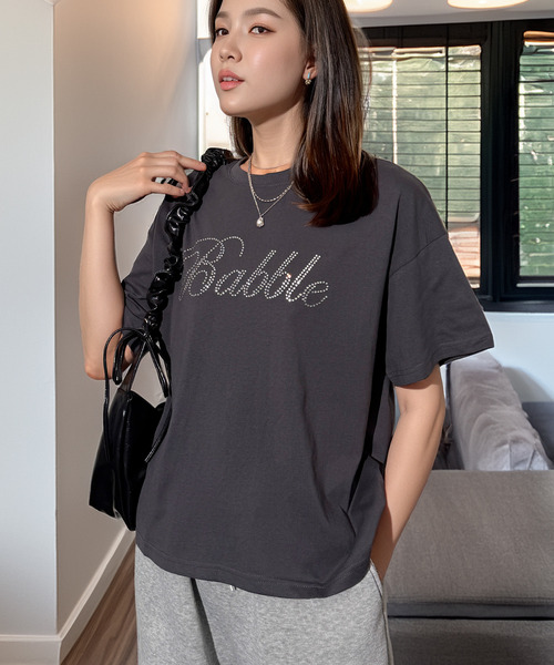 Chandelier（シャンデリア）の「上品に映えるラインストーン ソフトコットン ゆるTシャツ（Tシャツ/カットソー・レディース・ブラック系2/ピンク系/ホワイト系3/ブラック系/ホワイト系/ブラック系1/ホワイト系1/ブラック系3/ブラック系5/ブラック系4/ホワイト系2・L/M）」の7枚目の写真