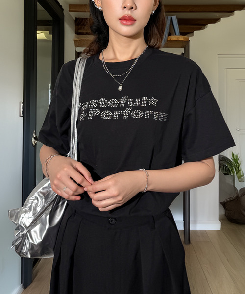 Chandelier（シャンデリア）の「上品に映えるラインストーン ソフトコットン ゆるTシャツ（Tシャツ/カットソー・レディース・ブラック系2/ピンク系/ホワイト系3/ブラック系/ホワイト系/ブラック系1/ホワイト系1/ブラック系3/ブラック系5/ブラック系4/ホワイト系2・L/M）」の10枚目の写真