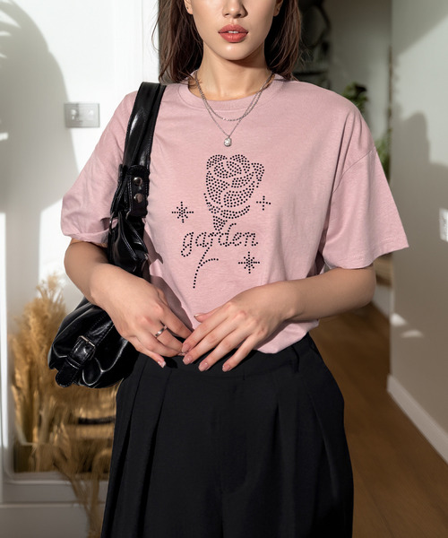 Chandelier（シャンデリア）の「上品に映えるラインストーン ソフトコットン ゆるTシャツ（Tシャツ/カットソー・レディース・ブラック系2/ピンク系/ホワイト系3/ブラック系/ホワイト系/ブラック系1/ホワイト系1/ブラック系3/ブラック系5/ブラック系4/ホワイト系2・L/M）」の11枚目の写真
