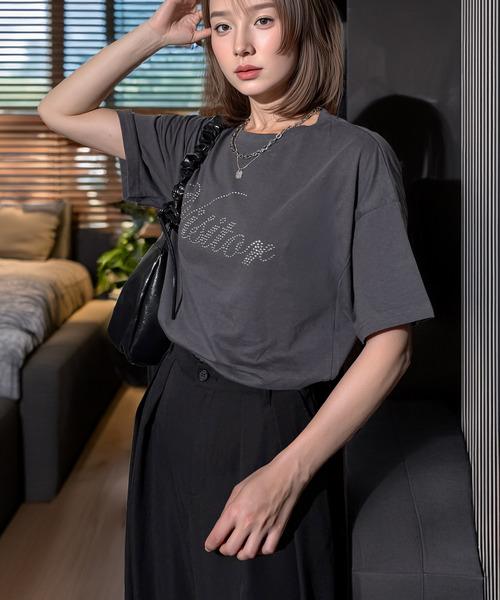 Chandelier（シャンデリア）の「上品に映えるラインストーン ソフトコットン ゆるTシャツ（Tシャツ/カットソー・レディース・ブラック系2/ピンク系/ホワイト系3/ブラック系/ホワイト系/ブラック系1/ホワイト系1/ブラック系3/ブラック系5/ブラック系4/ホワイト系2・L/M）」の17枚目の写真