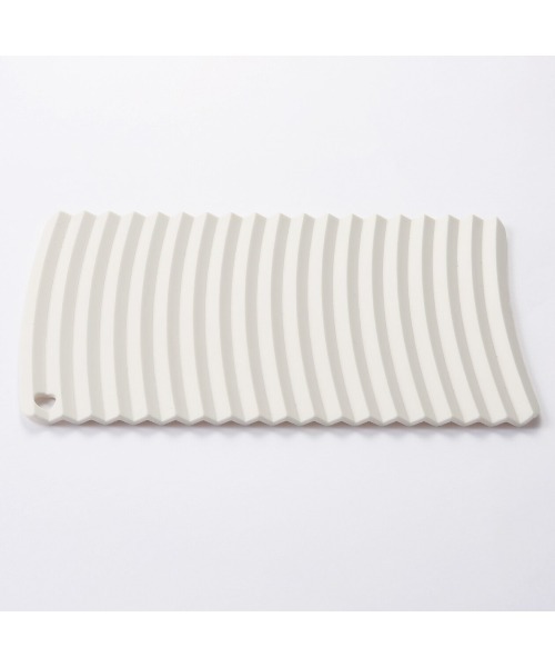 無印良品（ムジルシリョウヒン）の「ポリエチレン洗濯板　約縦１７．５×横１０ｃｍ（ランドリーグッズ・メンズ・ライトグレー・FREE）」の2枚目の写真
