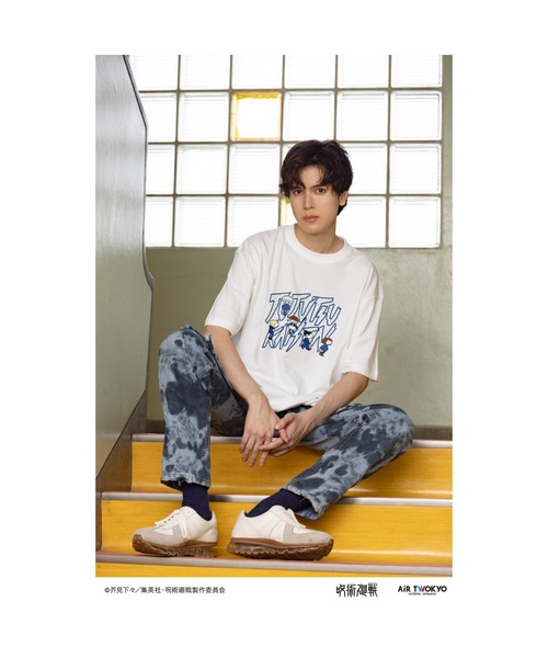 AIR TWOKYO(エアトゥーキョー)の「TVアニメ『呪術廻戦』第2期「懐玉・玉折」 シーンイラスト Tシャツ1(電車のホーム)(Tシャツ/カットソー・レディース・ホワイト・LARGE/MEDIUM/SMALL/XX-LARGE/X-LARGE)」の1枚目の写真