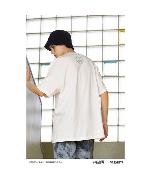 AIR TWOKYO(エアトゥーキョー)の「TVアニメ『呪術廻戦』第2期「懐玉・玉折」 シーンイラスト Tシャツ1(電車のホーム)(Tシャツ/カットソー・レディース・ホワイト・LARGE/MEDIUM/SMALL/XX-LARGE/X-LARGE)」の2枚目の写真