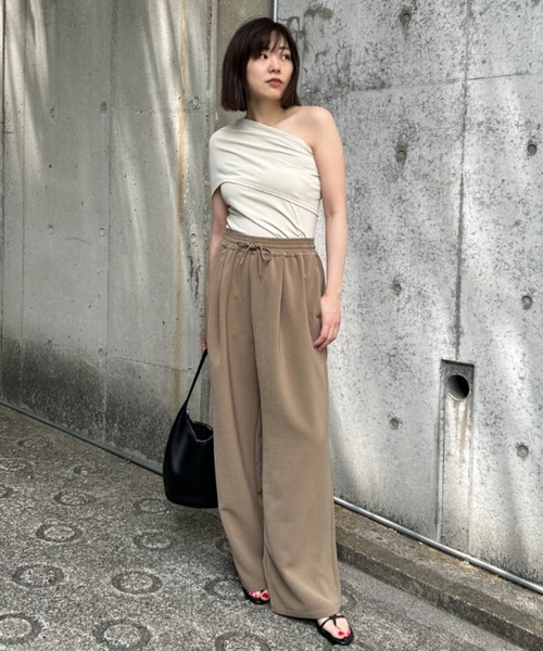 Henon.(ヘノン)の「ボリュームタックパンツ(その他パンツ・レディース・ベージュ/ブラック・F)」の1枚目の写真