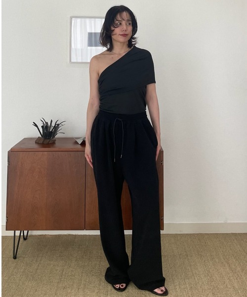 Henon.(ヘノン)の「ボリュームタックパンツ(その他パンツ・レディース・ベージュ/ブラック・F)」の2枚目の写真