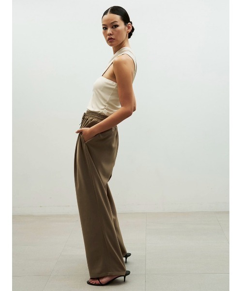 Henon.(ヘノン)の「ボリュームタックパンツ(その他パンツ・レディース・ベージュ/ブラック・F)」の4枚目の写真