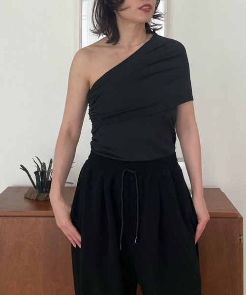 Henon.(ヘノン)の「ボリュームタックパンツ(その他パンツ・レディース・ベージュ/ブラック・F)」の3枚目の写真