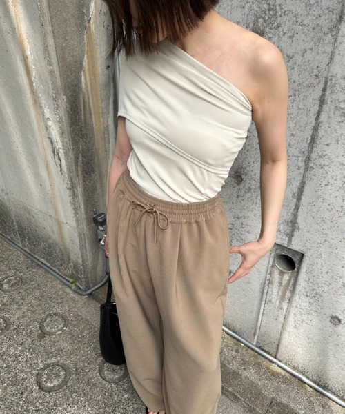 Henon.(ヘノン)の「ボリュームタックパンツ(その他パンツ・レディース・ベージュ/ブラック・F)」の6枚目の写真