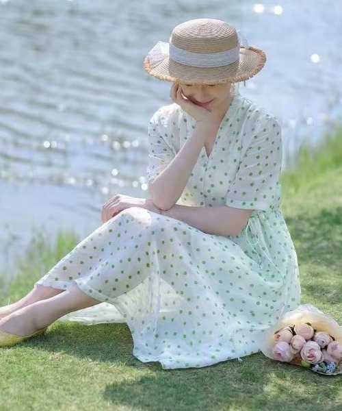LUCPY(ラクピー)の「小花柄シアーワンピース(ワンピース・レディース・ホワイト・XX-LARGE/X-LARGE/LARGE/MEDIUM)」の2枚目の写真