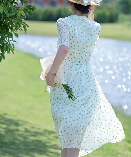 LUCPY(ラクピー)の「小花柄シアーワンピース(ワンピース・レディース・ホワイト・XX-LARGE/X-LARGE/LARGE/MEDIUM)」の3枚目の写真