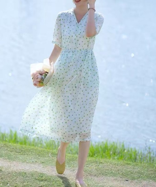 LUCPY(ラクピー)の「小花柄シアーワンピース(ワンピース・レディース・ホワイト・XX-LARGE/X-LARGE/LARGE/MEDIUM)」の4枚目の写真