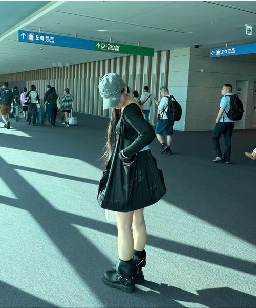 BLACKPURPLE(ブラックパープル)の「マックスキャリー スポーツバッグ_ブラック Maxx Carry Sports Bag_Black(ショルダーバッグ・レディース・ブラック・FREE)」の6枚目の写真