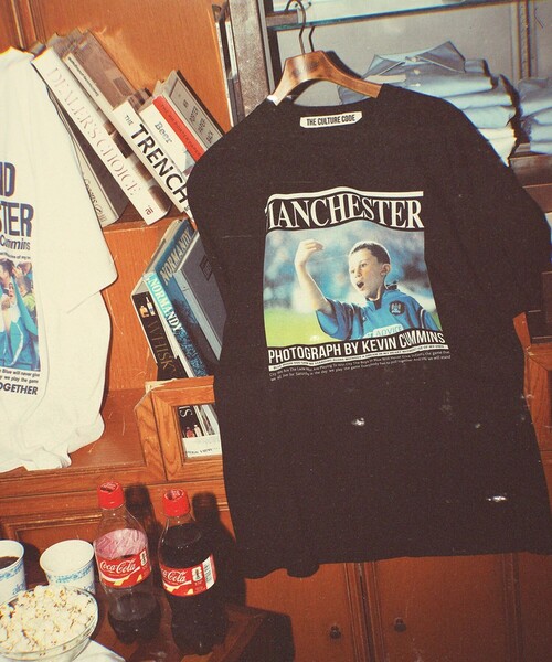 ADAM ET ROPE'(アダムエロペ)の「【THE CULTURE CODE × Kevin Cummins for WILD LIFE TAILOR】T-SHIRT MANCHESTER CITY - BOY(Tシャツ/カットソー・メンズ・ブラック/ホワイト・L/XL/M)」の1枚目の写真