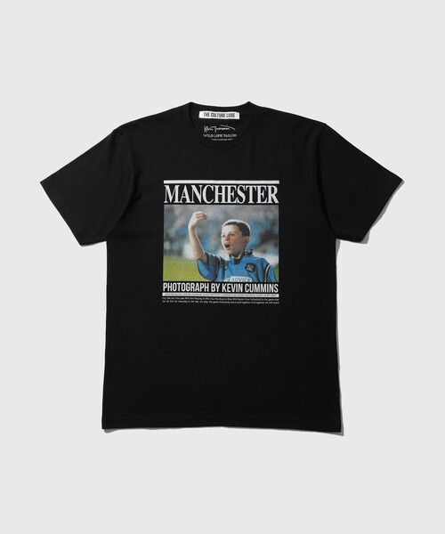 ADAM ET ROPE'(アダムエロペ)の「【THE CULTURE CODE × Kevin Cummins for WILD LIFE TAILOR】T-SHIRT MANCHESTER CITY - BOY(Tシャツ/カットソー・メンズ・ブラック/ホワイト・L/XL/M)」の3枚目の写真