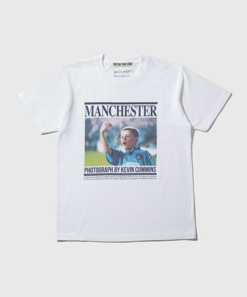 ADAM ET ROPE'(アダムエロペ)の「【THE CULTURE CODE × Kevin Cummins for WILD LIFE TAILOR】T-SHIRT MANCHESTER CITY - BOY(Tシャツ/カットソー・メンズ・ブラック/ホワイト・L/XL/M)」の4枚目の写真