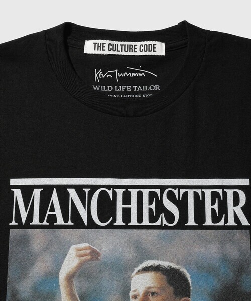 ADAM ET ROPE'(アダムエロペ)の「【THE CULTURE CODE × Kevin Cummins for WILD LIFE TAILOR】T-SHIRT MANCHESTER CITY - BOY(Tシャツ/カットソー・メンズ・ブラック/ホワイト・L/XL/M)」の5枚目の写真