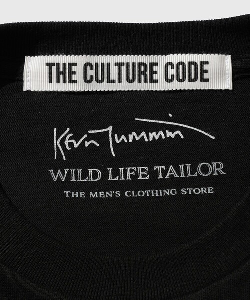 ADAM ET ROPE'(アダムエロペ)の「【THE CULTURE CODE × Kevin Cummins for WILD LIFE TAILOR】T-SHIRT MANCHESTER CITY - BOY(Tシャツ/カットソー・メンズ・ブラック/ホワイト・L/XL/M)」の6枚目の写真