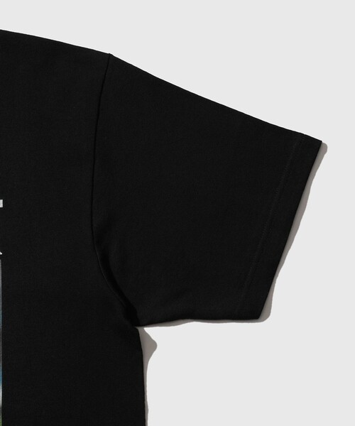 ADAM ET ROPE'(アダムエロペ)の「【THE CULTURE CODE × Kevin Cummins for WILD LIFE TAILOR】T-SHIRT MANCHESTER CITY - BOY(Tシャツ/カットソー・メンズ・ブラック/ホワイト・L/XL/M)」の9枚目の写真