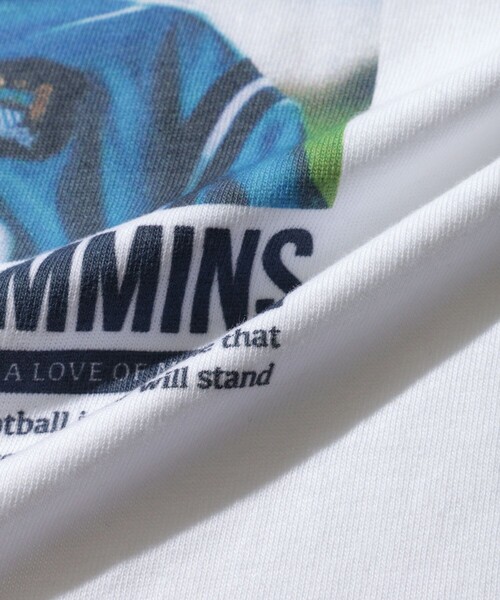 ADAM ET ROPE'(アダムエロペ)の「【THE CULTURE CODE × Kevin Cummins for WILD LIFE TAILOR】T-SHIRT MANCHESTER CITY - BOY(Tシャツ/カットソー・メンズ・ブラック/ホワイト・L/XL/M)」の14枚目の写真