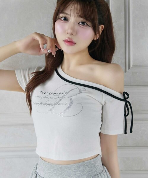 OLIVE des OLIVE(オリーブデオリーブ)の「【Belle Charme】Graphic One Shoulder Tee(Tシャツ/カットソー・レディース・オフホワイト/ピンク/ブラック・FREE)」の2枚目の写真