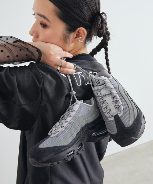 NIKE(ナイキ)の「ナイキ エア マックス 95 ビッグバブル SE ウィメンズシューズ / Nike Air Max 95 Big Bubble SE Women's Shoes IM9637-001 Black(スニーカー・レディース・ブラック・26/22/25.5/25/24.5/24/23.5/23/22.5)」の2枚目の写真
