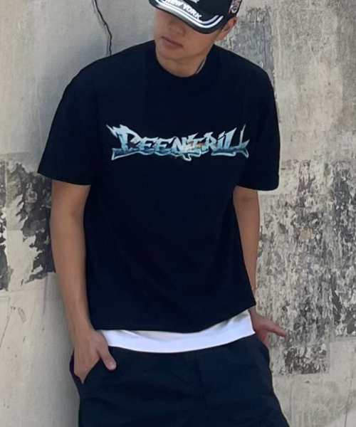 BEENTRILL(ビントリル)の「Y2Kメタリックグラフィックロゴオーバーサイズ半袖Tシャツ(ブラック)(Tシャツ/カットソー・レディース・その他・SMALL/MEDIUM/LARGE/X-LARGE)」の1枚目の写真