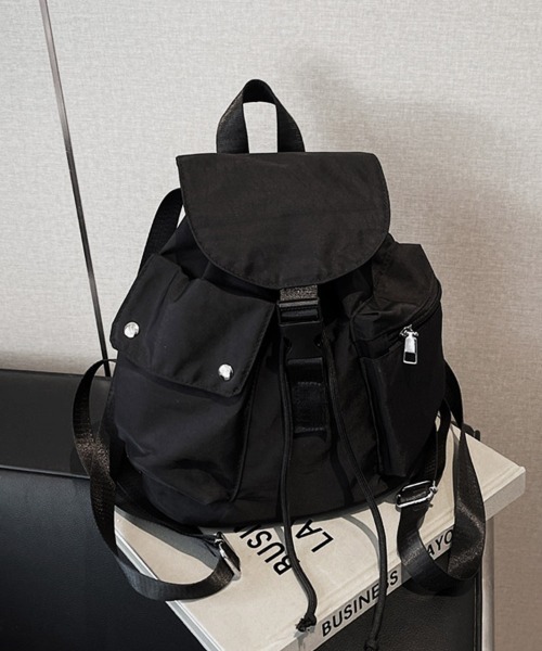 ReRe(リリ)の「ドローストリングフラップバックパック(バックパック/リュック・レディース・ブラック/オフホワイト/ピンク/ブルー・FREE)」の6枚目の写真