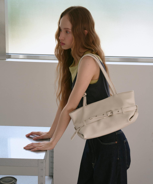 mur（ミュール）の「Lizzy Belted Boat Bag (8color)（ショルダーバッグ・レディース・ダークブラウン系/バーガンディー/ライトブルー/Cream/ピンク系その他/ブラック/ベージュ/ダークブラウン・ONE）」の9枚目の写真