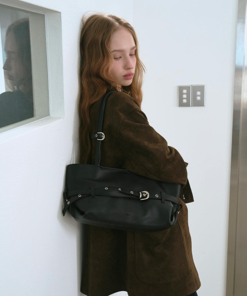 mur（ミュール）の「Lizzy Belted Boat Bag (8color)（ショルダーバッグ・レディース・ダークブラウン系/バーガンディー/ライトブルー/Cream/ピンク系その他/ブラック/ベージュ/ダークブラウン・ONE）」の13枚目の写真
