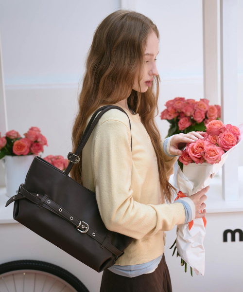 mur（ミュール）の「Lizzy Belted Boat Bag (8color)（ショルダーバッグ・レディース・ダークブラウン系/バーガンディー/ライトブルー/Cream/ピンク系その他/ブラック/ベージュ/ダークブラウン・ONE）」の16枚目の写真