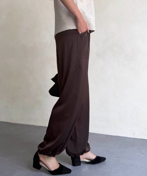 Chez toi（シェトワ）の「サテンパラシュートパンツ（その他パンツ・レディース・グレイッシュベージュ/ブラウン/ブラック・FREE）」の12枚目の写真