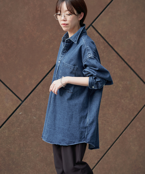 IENA(イエナ)の「J.J.Mercer/ジェイジェイマーサー 別注 刺繍デニムシャツ(シャツ/ブラウス・レディース・ネイビー・FREE)」の4枚目の写真