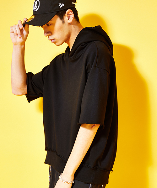 STUDIOUS（ステュディオス）の「【STUDIOUS】オーバーサイズPOパーカー（パーカー・メンズ・ブラック/ピンク・1/2）」の2枚目の写真