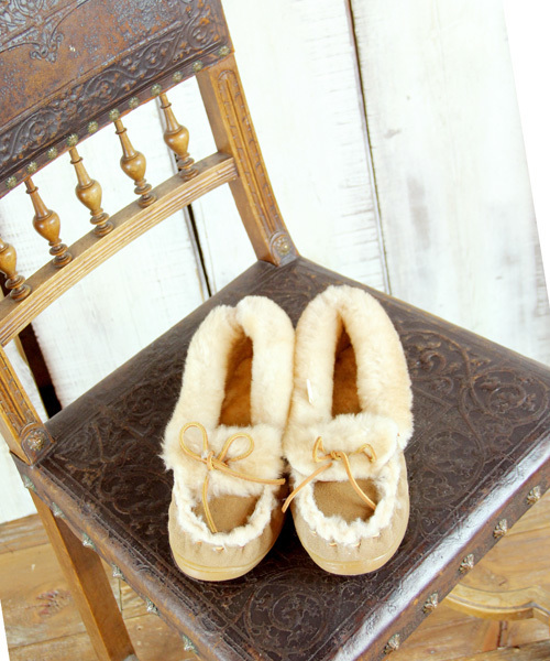 NANO universe（ナノユニバース）の「MINNETONKA/THE ULTIMATE        SHEEPSKIN SLIPPER（パンプス・レディース・グレー系その他・6/7/8）」の9枚目の写真