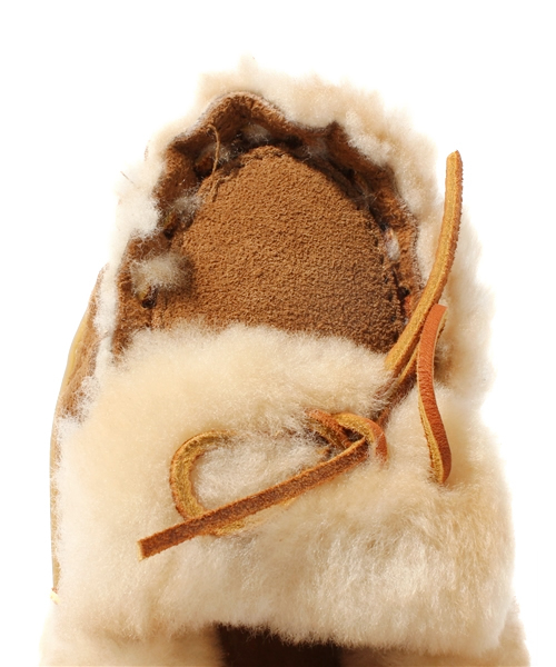 NANO universe（ナノユニバース）の「MINNETONKA/THE ULTIMATE        SHEEPSKIN SLIPPER（パンプス・レディース・グレー系その他・6/7/8）」の5枚目の写真