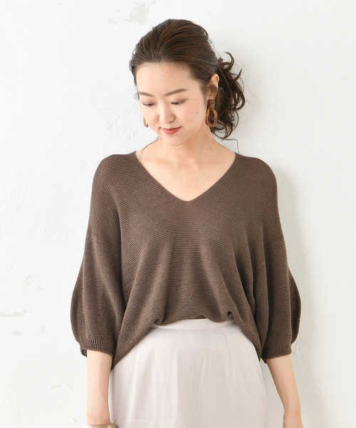 DouDou（ドゥドゥ）の「袖ボリュームVプルオーバー（ニット/セーター・レディース・ベージュ/ブラック/ブラウン・FREE）」の2枚目の写真