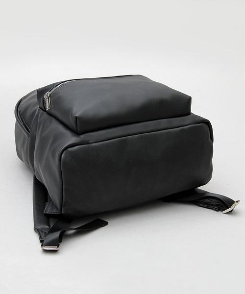 REGiSTA（レジスタ）の「選べる2素材 フェイクレザー デイパック（スムース・シボ）（バックパック/リュック・メンズ・ブラック/ブラック系その他・FREE）」の10枚目の写真