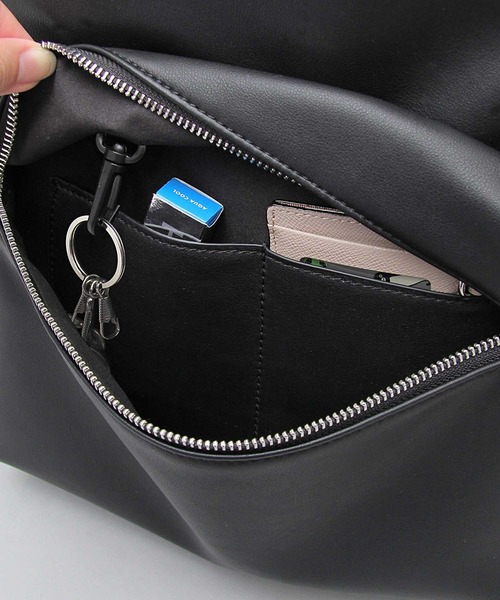 REGiSTA（レジスタ）の「選べる2素材 フェイクレザー デイパック（スムース・シボ）（バックパック/リュック・メンズ・ブラック/ブラック系その他・FREE）」の3枚目の写真