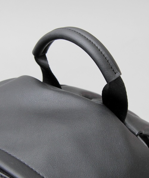 REGiSTA（レジスタ）の「選べる2素材 フェイクレザー デイパック（スムース・シボ）（バックパック/リュック・メンズ・ブラック/ブラック系その他・FREE）」の4枚目の写真