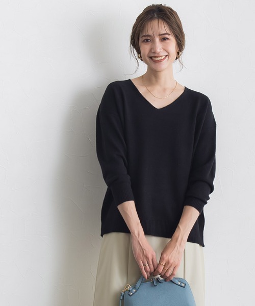 Pierrot(ピエロ)の「Vネックオーバーサイズニット(ニット/セーター・レディース・ブラック/アイボリー/モカ/ブルーグリーン/スモークピンク/グレイッシュベージュ・S/M/L)」の2枚目の写真