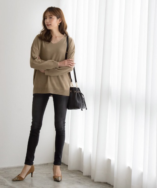 Pierrot(ピエロ)の「Vネックオーバーサイズニット(ニット/セーター・レディース・ブラック/アイボリー/モカ/ブルーグリーン/スモークピンク/グレイッシュベージュ・S/M/L)」の11枚目の写真