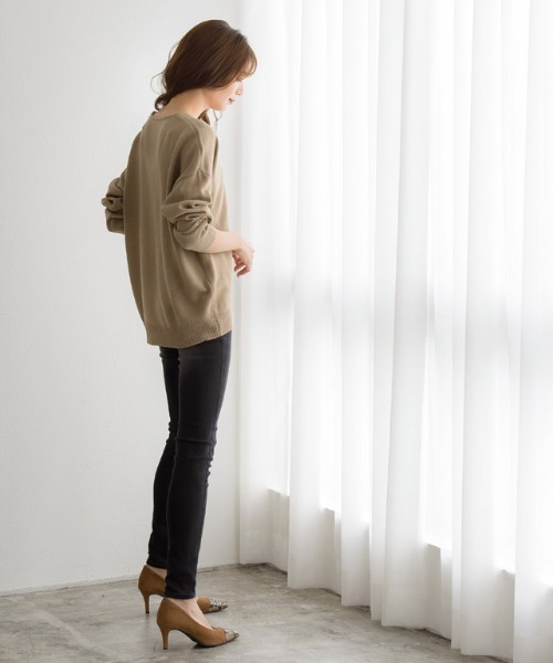 Pierrot(ピエロ)の「Vネックオーバーサイズニット(ニット/セーター・レディース・ブラック/アイボリー/モカ/ブルーグリーン/スモークピンク/グレイッシュベージュ・S/M/L)」の9枚目の写真