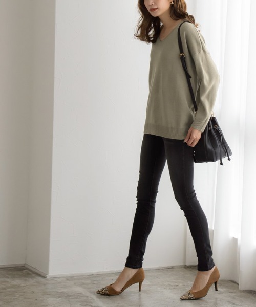 Pierrot(ピエロ)の「Vネックオーバーサイズニット(ニット/セーター・レディース・ブラック/アイボリー/モカ/ブルーグリーン/スモークピンク/グレイッシュベージュ・S/M/L)」の8枚目の写真