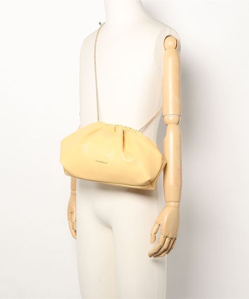 FIORELLI（フィオレッリ）の「【FIORELLI/フィオレッリ】ギャザークラッチバッグ（トートバッグ・レディース・イエロー/オレンジ・FREE）」の3枚目の写真