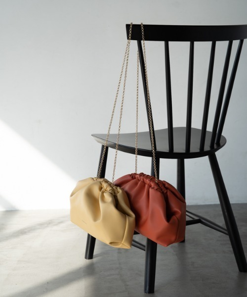 FIORELLI（フィオレッリ）の「【FIORELLI/フィオレッリ】ギャザークラッチバッグ（トートバッグ・レディース・イエロー/オレンジ・FREE）」の2枚目の写真