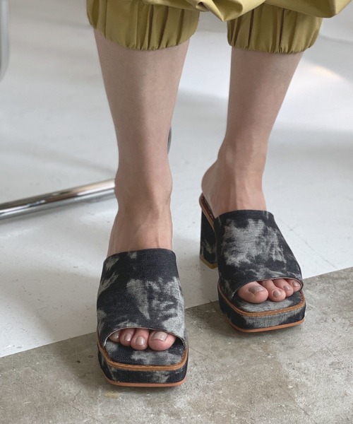 chuclla(チュクラ)の「Square toe chunky heel sandal chs126(サンダル・レディース・スモーク/ブラック/オフホワイト・39/37/40/38/36)」の9枚目の写真