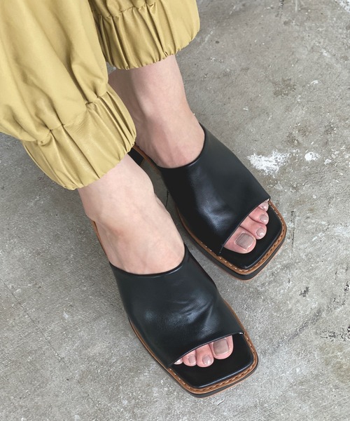 chuclla(チュクラ)の「Square toe chunky heel sandal chs126(サンダル・レディース・スモーク/ブラック/オフホワイト・39/37/40/38/36)」の15枚目の写真